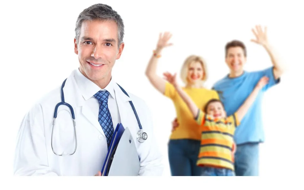 Médico e família sorrindo